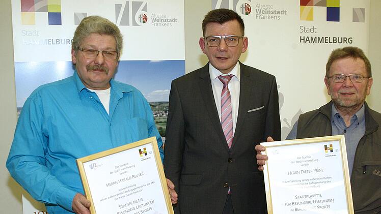 Die Stadtplakette für herausragende Leistungen im Sport überreicht Bürgermeister Armin Warmuth (Mitte) an Harald Reuter (links) und Dieter Prinz (rechts) Winfried Ehling