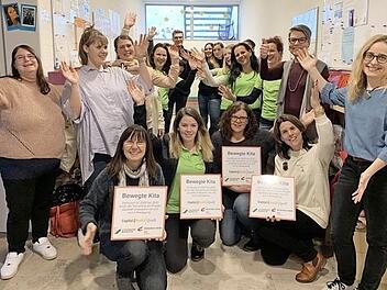 Die &Uuml;bergabe der Urkunden fand noch vor Beginn der Ausgangsbeschr&auml;nkungen statt. Foto: privat