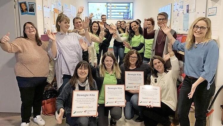 Die &Uuml;bergabe der Urkunden fand noch vor Beginn der Ausgangsbeschr&auml;nkungen statt. Foto: privat