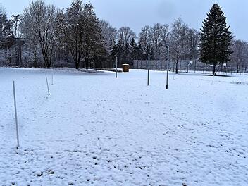 Noch ruht die Beachvolleyballanlage unter einer Schneedecke. Links vor der Hecke soll eine Mehrzweckhütte entstehen.  Foto: Thomas Micheel