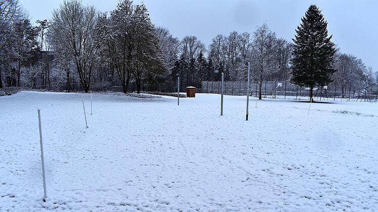 Noch ruht die Beachvolleyballanlage unter einer Schneedecke. Links vor der Hecke soll eine Mehrzweckhütte entstehen.  Foto: Thomas Micheel
