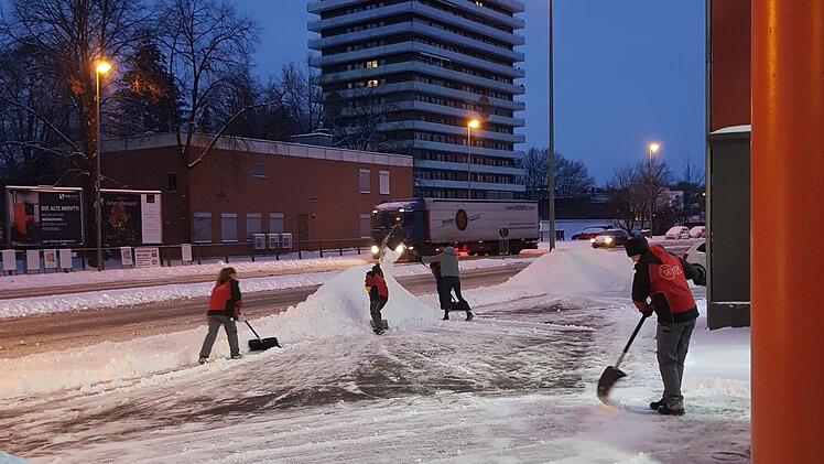 Angesichts der Schneemassen war Hand- und Teamarbeit gefragt. So wie hier bei der Firma Geyer an der Schauer-Kreuzung mussten in vielen Betrieben alle Mitarbeiter mit anpacken, um Betriebsgelände und Kundenparkplätze zu räumen.