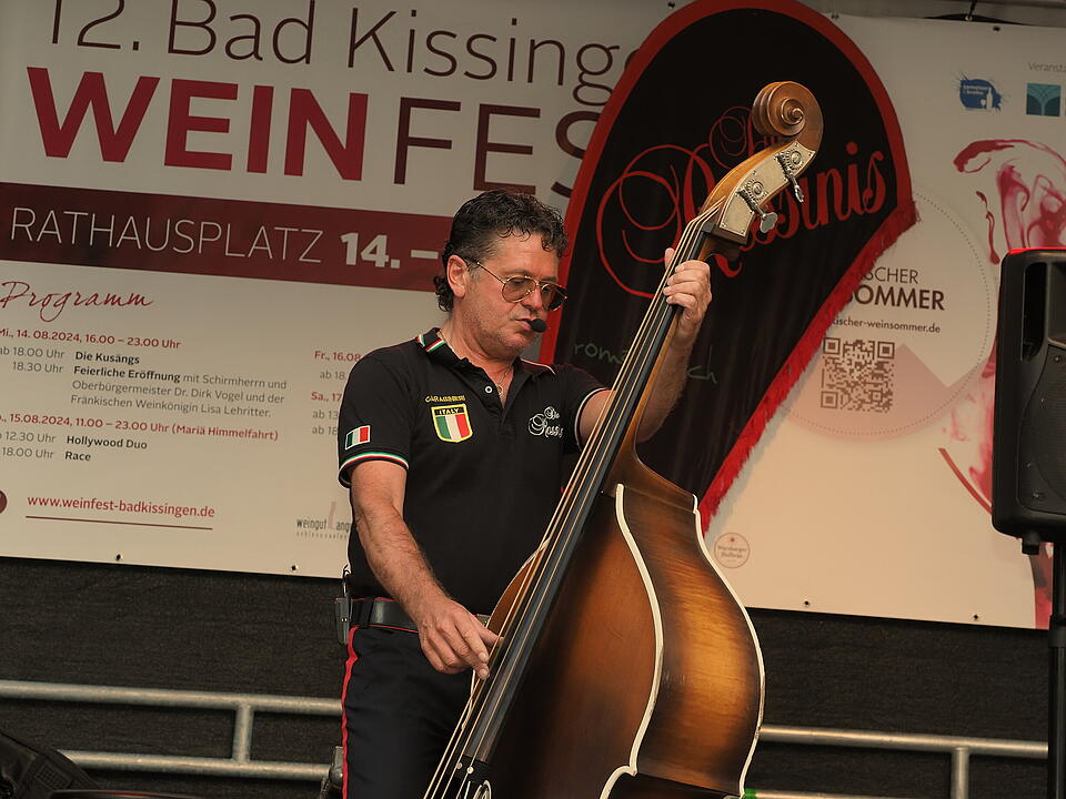 Das Weinfest zieht tausende Besucher an.