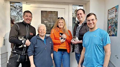 Sie setzen sich für das Wohl der Tiere ein (v. l.): Philipp Blümlein, Christine Schneider-Knapp (Leiterin des Tierheims), Carina Fees, Tobias Raab und Sebastian Hösch.