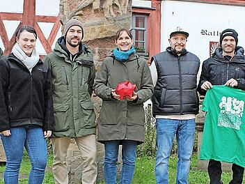 Bei der Spenden&uuml;bergabe (von links): Rafa Berek, Anja Eichhorn, Daniel Krapp, Jessica Nickel (Spendenverein), Matthias Schneider, Stefan Reus und Feli Kroll.