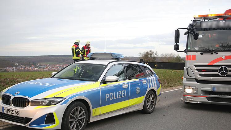 Kreis Ansbach: Motorradfahrer bei Sturz in Acker geschleudert