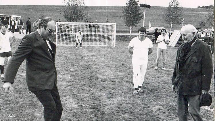 Gemeinsam mit dem Untersiemauer Altbürgermeister Ernst Schulz eröffnete Karl Zeitler 1984 einen Bolzplatz in Birkach.