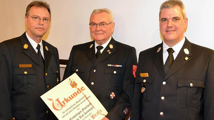 Karlheinz Brand wurde für 60-jährige Mitgliedschaft bei der Feuerwehr geehrt. Foto: Rauch
