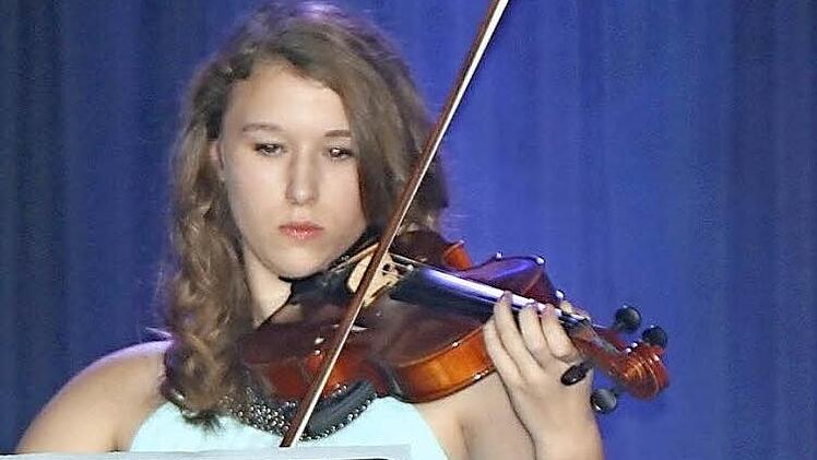 Auf ihrer Violine beeindruckend: Mirjam Zettelmeier (links)