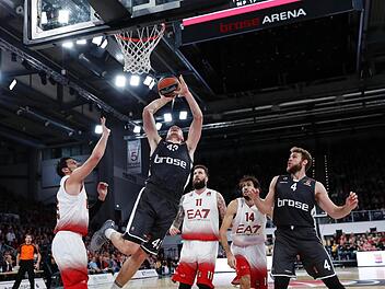 Leon Radosevic (M.) kann von Alessandro Gentile (l.) nicht mehr gestoppt werden und punktet direkt unter dem Mailänder Korb; hinten von links beobachten Miroslav Raduljica, Davide Pascolo und Nicolo Melli die Aktion des Bamberger Centers. Fotos: sportpress