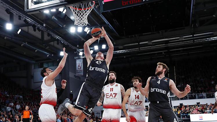 Leon Radosevic (M.) kann von Alessandro Gentile (l.) nicht mehr gestoppt werden und punktet direkt unter dem Mailänder Korb; hinten von links beobachten Miroslav Raduljica, Davide Pascolo und Nicolo Melli die Aktion des Bamberger Centers. Fotos: sportpress