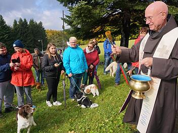 Tiersegnung am Kreuzberg mit Pater Georg.  Foto: Marion Eckert