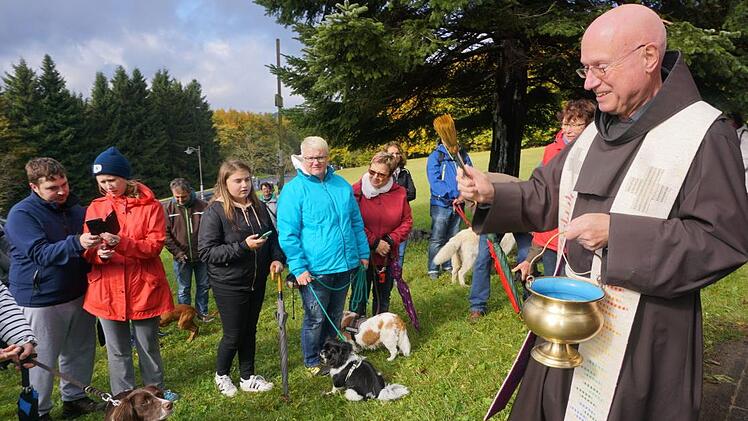 Tiersegnung am Kreuzberg mit Pater Georg.  Foto: Marion Eckert