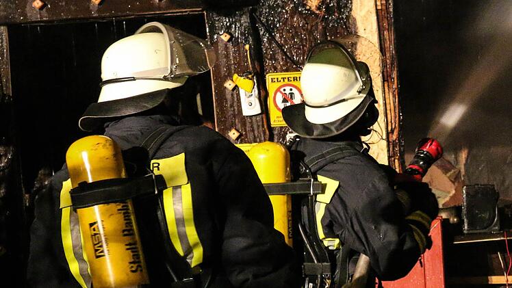 Die Feuerwehrleute waren lange damit besch&auml;ftigt, den Brand zu l&ouml;schen. Symbolbild: Christopher Schulz