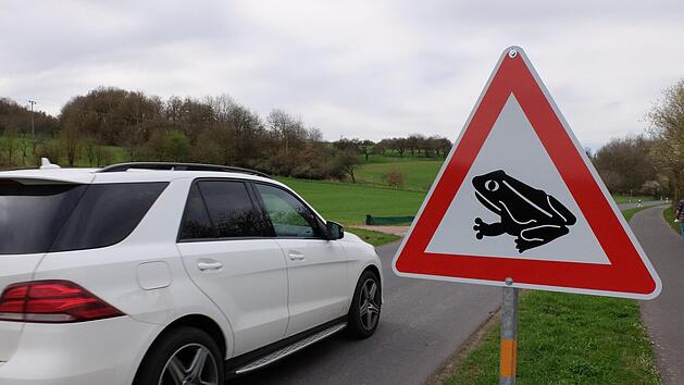 Verkehrsschilder weisen auf die Wanderung der Kr&ouml;ten hin. Bj&ouml;rn Hein