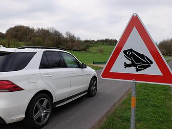 Verkehrsschilder weisen auf die Wanderung der Kröten hin. Björn Hein