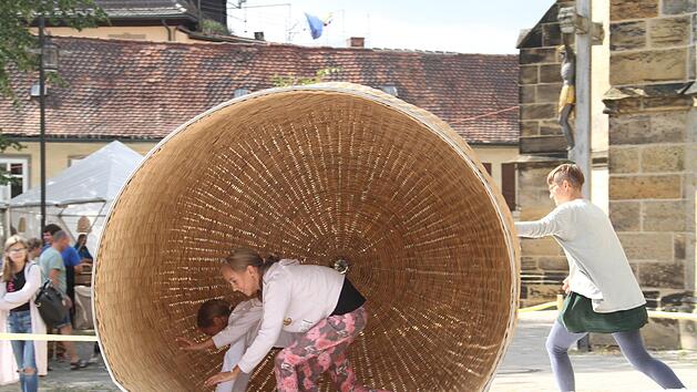 Das Flechter-Ei von Emmanuel Heringer vor der Stadtpfarrkirche war die Attraktion beim Korbmarkt. Foto: Gerda V&ouml;lkl