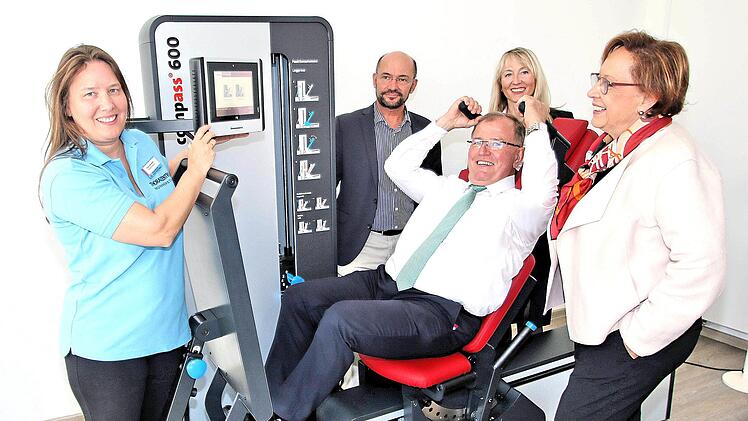 Die Trainingsgeräte in der neuen Physiotherapie-Abteilung des  Thorax-Zentrums probierte Bezirkstags-Präsident Erwin Dotzel gleich aus.  Mit ihm auf dem Bild (von linnks) die Chefin der Abteilung Heike Linz-Keul,  Chefarzt Dr. Bora Kosan, Betriebsleiterin Regina Vogel und Bezirksrätin  Karin Renner. Foto: Dieter Britz