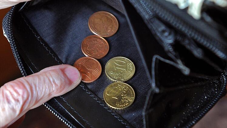 Die Deutschen werden immer reicher. Diese Meldung der Deutschen Bank muss sich für viele Deutsche wie blanker Hohn anhören - Armut bleibt ein großes Problem in Deutschland. Foto:   Jens Kalaene/dpa