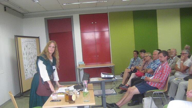 Aufmerksame Zuh&ouml;rer beim Vortrag der Kr&auml;uterfrala Carola HebentanzPaul Hader