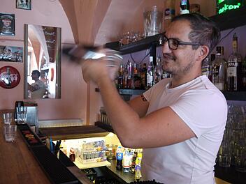 Von Donnerstag bis Samstag mixen Sven Schelhorn und seine Mitarbeiter jeden Abend Cocktails für die Gäste der Cuba Lounge. Foto: Rebecca Vogt