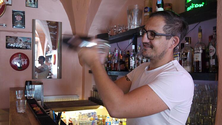 Von Donnerstag bis Samstag mixen Sven Schelhorn und seine Mitarbeiter jeden Abend Cocktails für die Gäste der Cuba Lounge. Foto: Rebecca Vogt