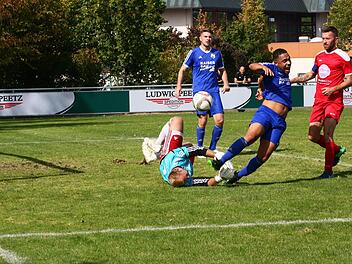Der Uehlfelder Torwart Georg D&ouml;nisch ist eher am Ball als der Weisendorfer Kevin Schmid, die Gastgeber gewannen das Spitzenspiel trotzdem.  Foto: Stefan Stark, anpfiff.info