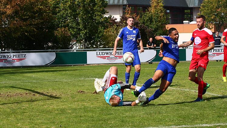Der Uehlfelder Torwart Georg D&ouml;nisch ist eher am Ball als der Weisendorfer Kevin Schmid, die Gastgeber gewannen das Spitzenspiel trotzdem.  Foto: Stefan Stark, anpfiff.info