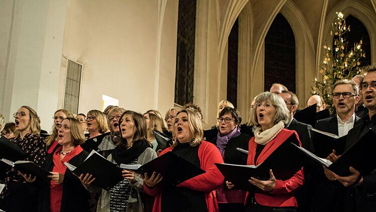 Riesigen Zuspruch fand das nachweihnachtliche Konzert mit dem Chor Unerhört unter Leitung von Antoinetta Bafas in der Coburger Heilig-Kreuz-Kirche.Foto: Jochen Berger