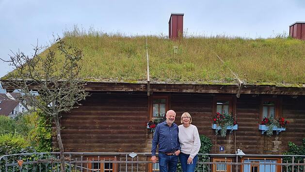 Hans-Josef und Annemarie Fell vor ihrem Haus mit dem begr&uuml;nten Dach. Die Sonnenkollektoren sind auf der anderen Seite. Foto: Susanne Will