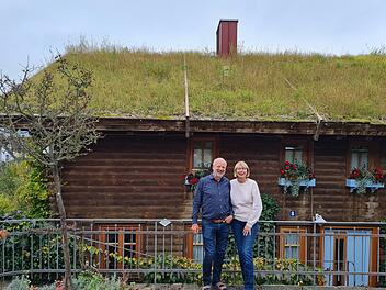 Hans-Josef und Annemarie Fell vor ihrem Haus mit dem begrünten Dach. Die Sonnenkollektoren sind auf der anderen Seite. Foto: Susanne Will