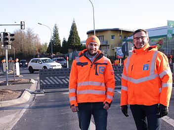 Rüdiger Köhler vom Staatlichen Bauamt (rechts) und Bauleiter Maximilian Biere vom Ingenieurbüro Confido beobachten, ob Sperrung und Verkehrsführung in Garitz  funktionieren, wie geplant.