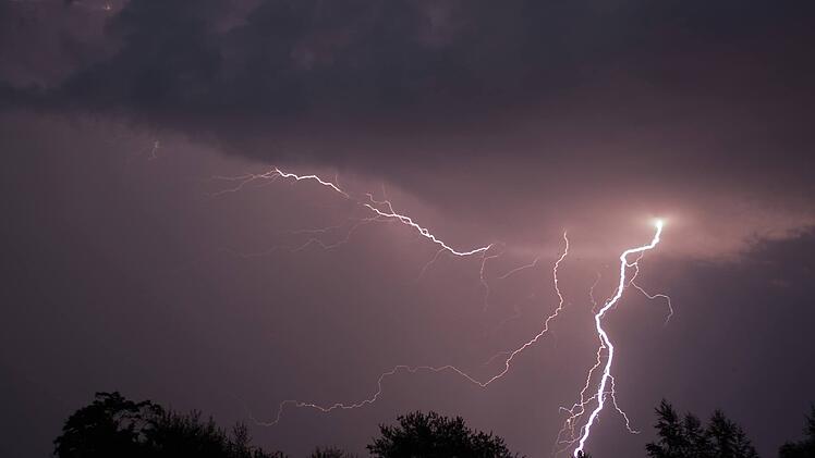 Starkregen und Hagel steht bevor: DWD warnt vor teils schweren Gewittern über Franken