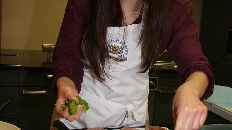Sabrina füllt die Hähnchenbrüste mit getrockneten Tomaten, Basilikum und Mozzarella.