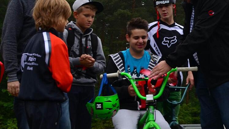Der Bürgermeister schaut sich so ein BMX-Rad genau an.