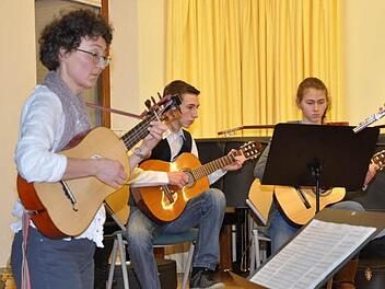 Auch das Gitarrenensemble musizierte. Fotos: Roland Meister
