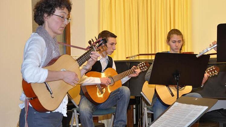 Auch das Gitarrenensemble musizierte. Fotos: Roland Meister