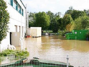 Das Hochwasser am 27. und 28. Mai 2006 hatte das Betriebsgelände der Metzgerei Weiß in der E.-C.-Baumann-Straße 24 in eine Seenlandschaft verwandelt. Gestern entschied die 2. Zivilkammer des Landgerichts Bayreuth, dass die Stadt Kulmbach für den Schaden in Höhe von 64 000 Euro aufkommen muss. Foto: Archiv