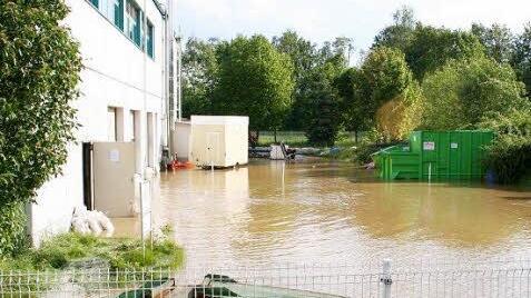 Das Hochwasser am 27. und 28. Mai 2006 hatte das Betriebsgelände der Metzgerei Weiß in der E.-C.-Baumann-Straße 24 in eine Seenlandschaft verwandelt. Gestern entschied die 2. Zivilkammer des Landgerichts Bayreuth, dass die Stadt Kulmbach für den Schaden in Höhe von 64 000 Euro aufkommen muss. Foto: Archiv