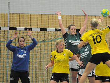 Der Spitzenreiter schwitzt: Vor allem vor dem Wechsel bot die SG Garitz/Nüdlingen defensiv eine bemerkenswert gute Leistung. Auf unserem Bild verteidigen (von links) Torfrau Steffi Piske, Lisa Wenzke und Anna Zimmer (verdeckt) gegen die Ismaningerin Stephanie Oberhuber. Foto: Hopf