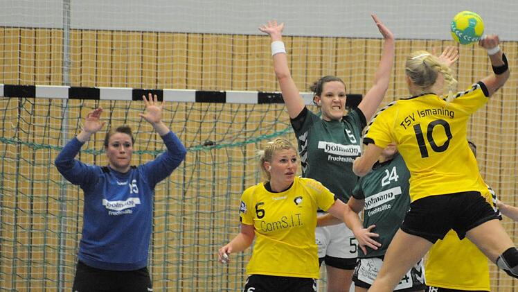 Der Spitzenreiter schwitzt: Vor allem vor dem Wechsel bot die SG Garitz/Nüdlingen defensiv eine bemerkenswert gute Leistung. Auf unserem Bild verteidigen (von links) Torfrau Steffi Piske, Lisa Wenzke und Anna Zimmer (verdeckt) gegen die Ismaningerin Stephanie Oberhuber. Foto: Hopf