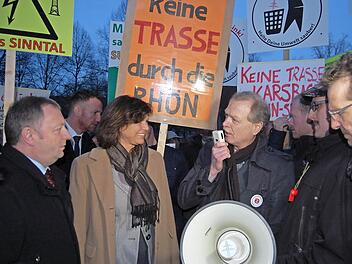 Als Sprecher mehrerer Bürgerinitiativen trat Reiner Morshäuser (am Megaphon) auf, Vorsitzender der Bürgerinitiative "Ortsteile Schondra gegen Südlink. Die Demonstranten machten Ilse Aigner (Mitte) auf ihre Forderungen aufmerksam, links Landrat Tomas Bold.  Foto: Sigismund von Dobschütz