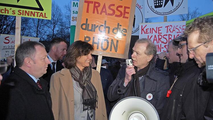 Als Sprecher mehrerer Bürgerinitiativen trat Reiner Morshäuser (am Megaphon) auf, Vorsitzender der Bürgerinitiative "Ortsteile Schondra gegen Südlink. Die Demonstranten machten Ilse Aigner (Mitte) auf ihre Forderungen aufmerksam, links Landrat Tomas Bold.  Foto: Sigismund von Dobschütz