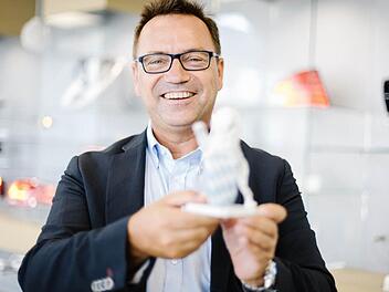 Geschäftsführer Robert Hofmann freut sich über den weißen Porzellan-Löwen als Auszeichnung für sein Unternehmen, die Robert Hofmann GmbH, die es unter Bayerns Best 50 geschafft hat.