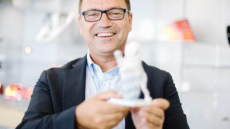 Geschäftsführer Robert Hofmann freut sich über den weißen Porzellan-Löwen als Auszeichnung für sein Unternehmen, die Robert Hofmann GmbH, die es unter Bayerns Best 50 geschafft hat.