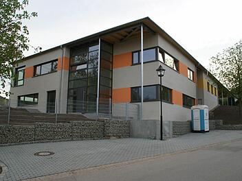 Schmuck präsentiert sich der neu gebaute Kindergarten in Limbach von der Talseite her. Foto: Sabine Weinbeer