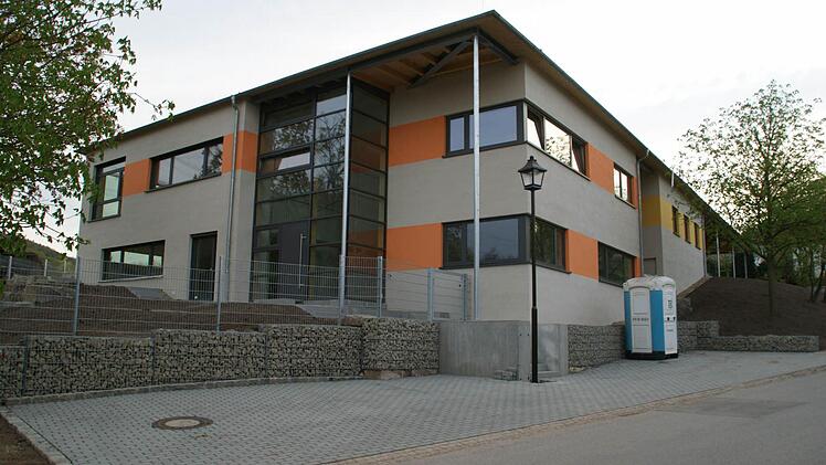 Schmuck präsentiert sich der neu gebaute Kindergarten in Limbach von der Talseite her. Foto: Sabine Weinbeer