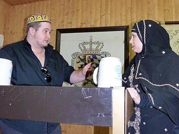 Das t&uuml;rkische Geschwisterpaar Ekrem (Nicolas Peter) und Aishe (Mona Isabelle Peter) Foto: Werner Rei&szlig;aus