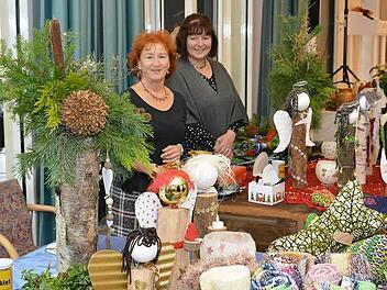 Doris Schmitt und Katharina Holzheimer betreuten den Basar des Lichterfestes. Foto: Björn Hein