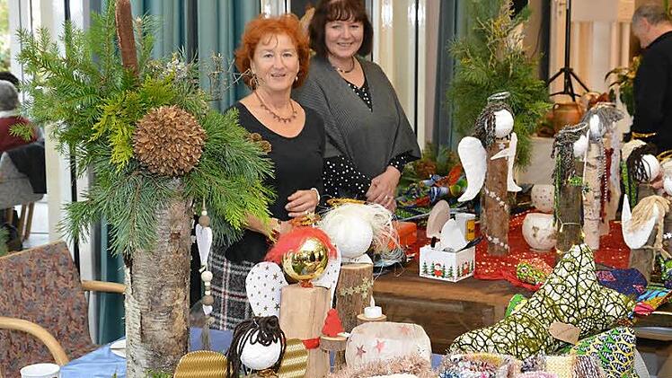 Doris Schmitt und Katharina Holzheimer betreuten den Basar des Lichterfestes. Foto: Björn Hein